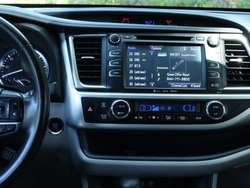 Used 2017 Toyota Highlander XLE image 7