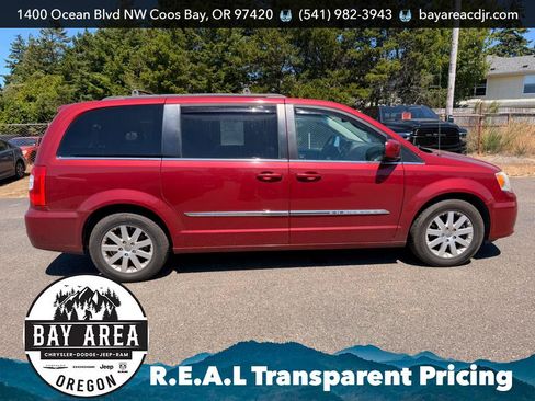 Used 2014 Chrysler Town & Country Touring FWD image 7