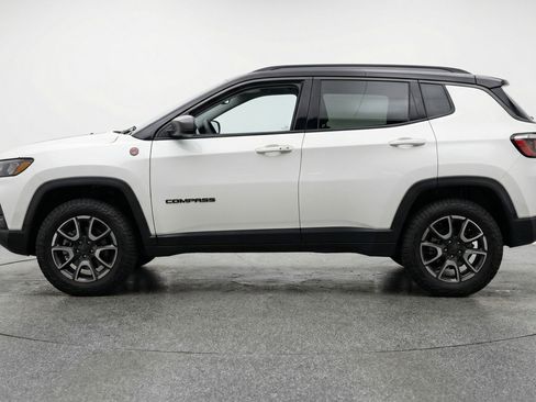Used 2025 Jeep Compass Trailhawk image 5
