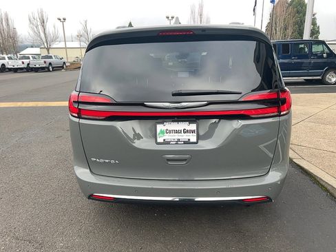 Used 2022 Chrysler Pacifica Touring-L image 11