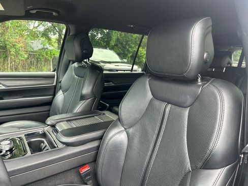 Used 2024 Jeep Wagoneer Series II w/ Flexible Seating Group RWD image 9