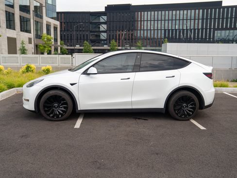 Used 2023 Tesla Model Y Long Range AWD/4WD image 2