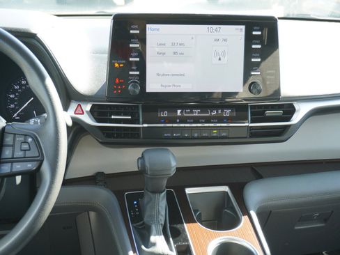 Used 2024 Toyota Sienna LE image 16