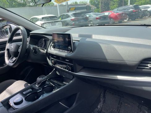 Used 2025 Nissan Rogue SV AWD/4WD image 13