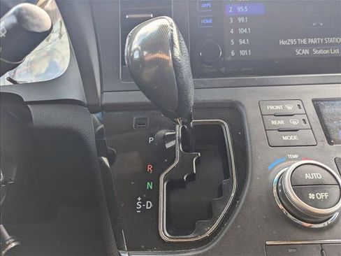 Used 2017 Toyota Sienna SE image 14