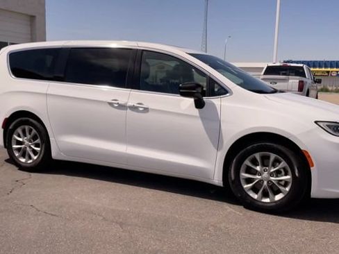 Used 2026 Chrysler Pacifica Limited FWD image 3