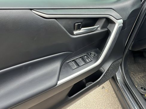 Used 2022 Toyota RAV4 XLE Premium image 15