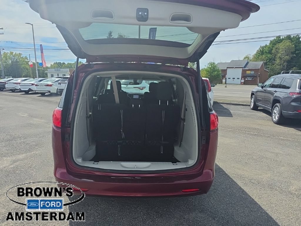 Used 2022 Chrysler Voyager LX FWD image 8