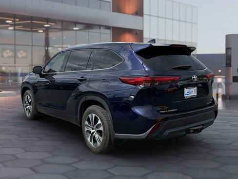 Used 2021 Toyota Highlander XLE AWD/4WD image 6