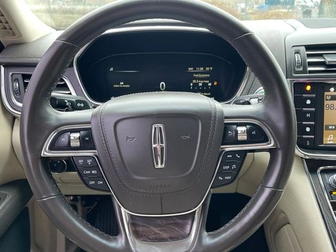 Used 2017 Lincoln Continental Select image 28