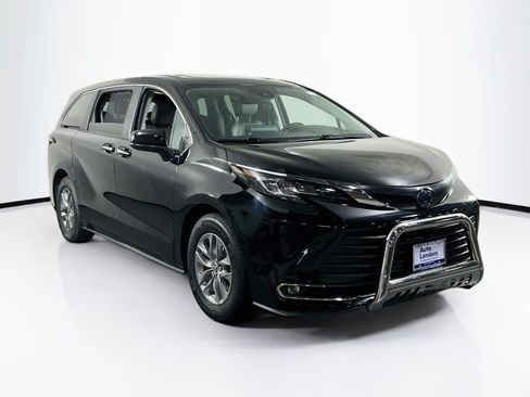 Used 2023 Toyota Sienna XLE FWD image 3