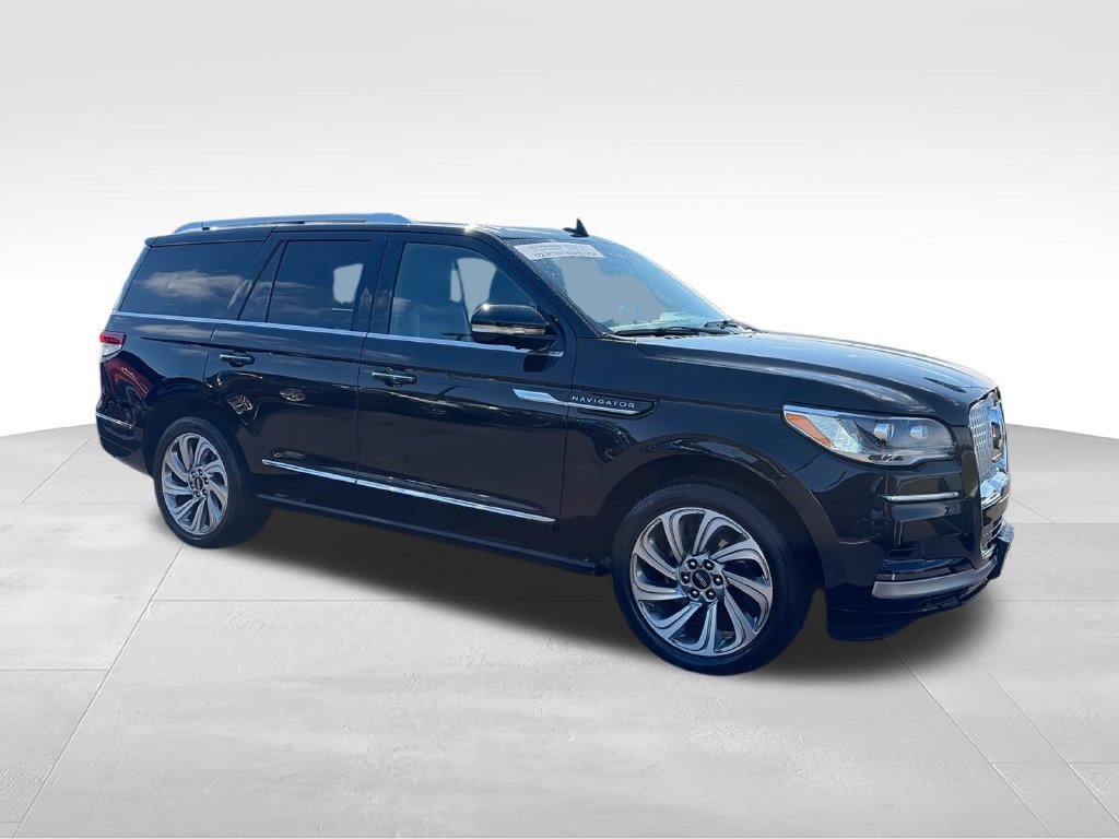 Used 2024 Lincoln Navigator Reserve AWD/4WD image 2