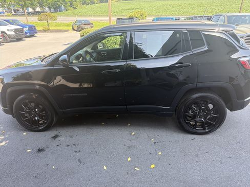 Used 2025 Jeep Compass Latitude w/ Convenience Group AWD/4WD image 7