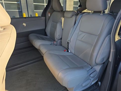 Used 2015 Toyota Sienna L image 23