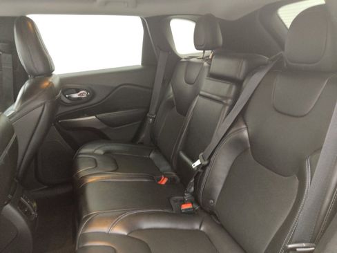 Used 2019 Jeep Cherokee Latitude Plus image 18