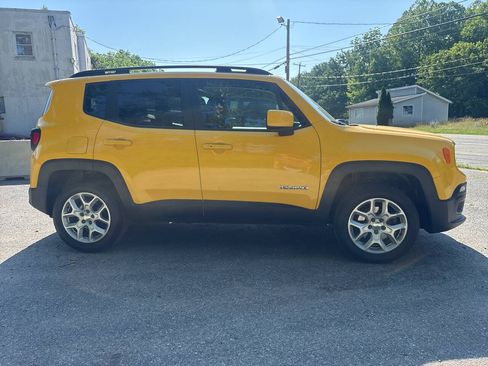 Used 2016 Jeep Renegade Latitude AWD/4WD image 10