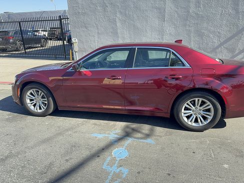 Used 2017 Chrysler 300 Limited w/ Value Package RWD image 7