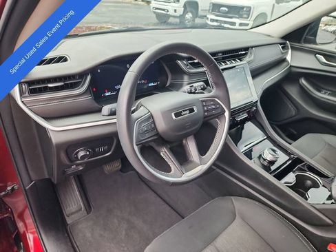 Used 2023 Jeep Grand Cherokee Laredo AWD/4WD image 11