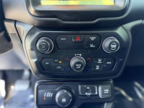 Certified 2023 Jeep Renegade Latitude w/ Sun/Sound Group AWD/4WD image 19