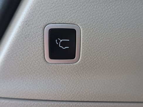 Used 2024 Chrysler Pacifica Touring-L image 29