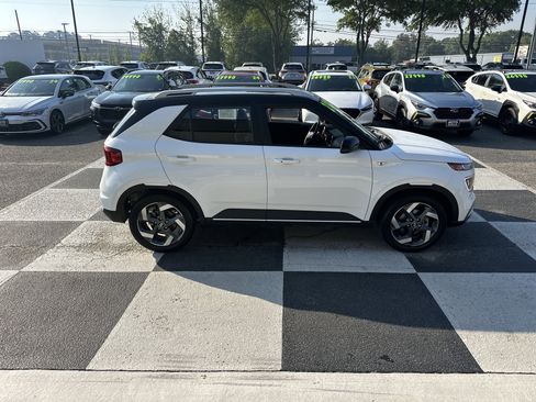 Used 2024 Hyundai Venue Limited image 3