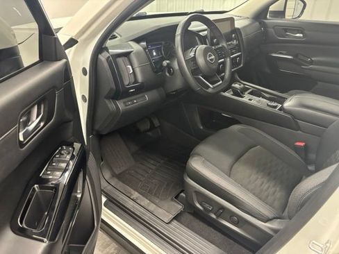 Used 2022 Nissan Pathfinder SV AWD/4WD image 14