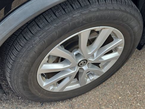 Used 2017 Nissan Rogue SV FWD image 19