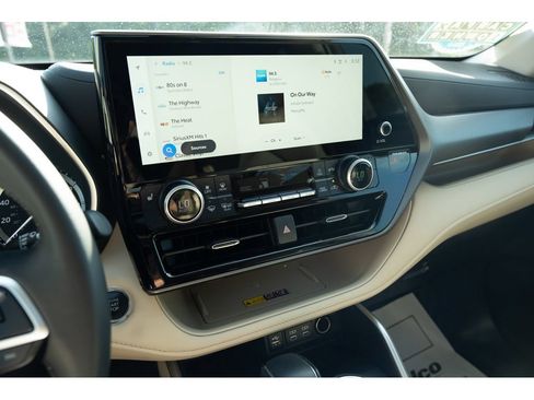 Used 2025 Toyota Highlander XLE FWD image 24
