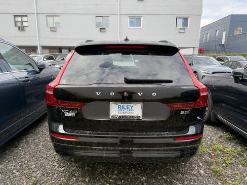 Certified 2022 Volvo XC60 B5 Momentum w/ Climate Package image 5