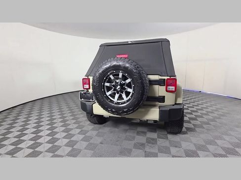 Used 2018 Jeep Wrangler Unlimited Sahara w/ Connectivity Group AWD/4WD image 41