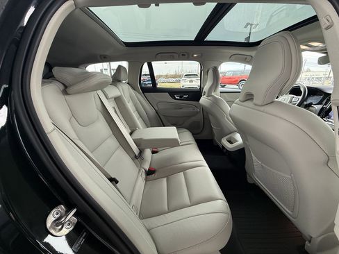 Used 2024 Volvo V60 B5 Cross Country Plus image 28