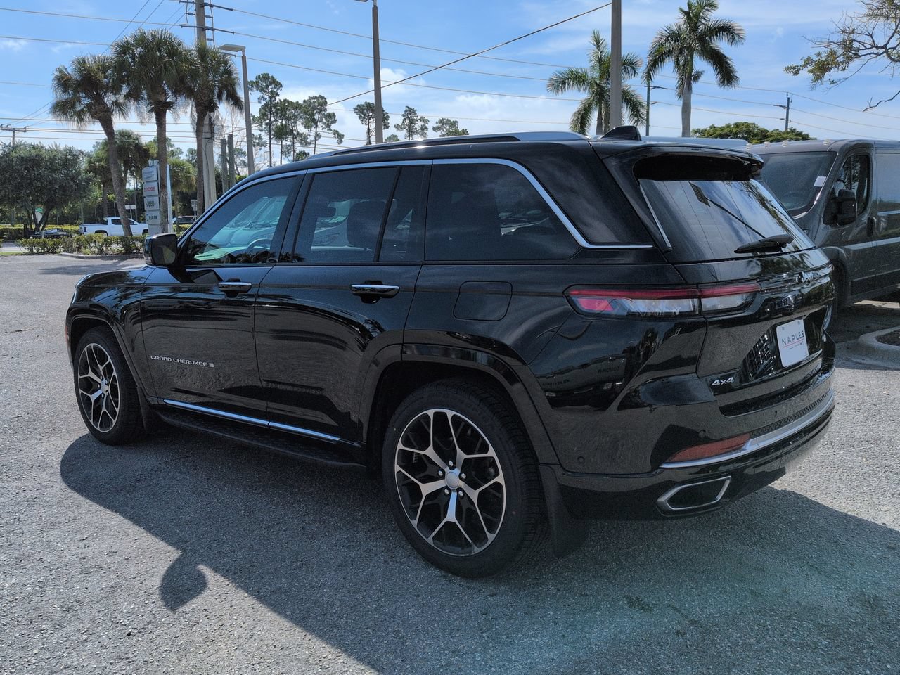 Used 2022 Jeep Grand Cherokee Summit AWD/4WD image 7