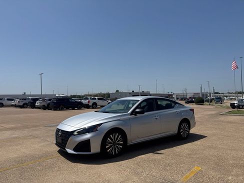 Certified 2025 Nissan Altima 2.5 SV FWD image 10