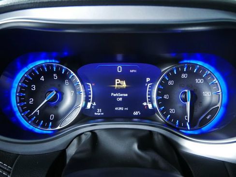 Used 2025 Chrysler Pacifica Limited FWD image 35