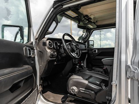 Used 2023 Jeep Wrangler Unlimited Sahara w/ Cold Weather Group AWD/4WD image 17