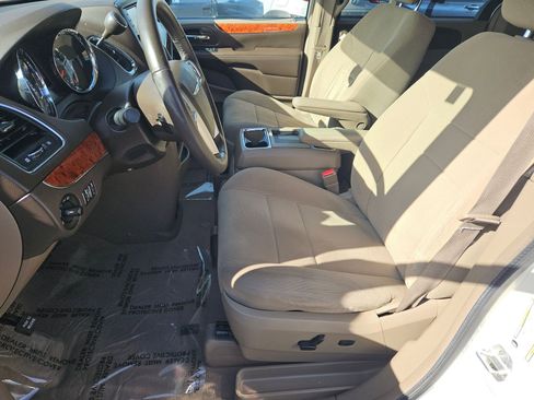 Used 2013 Chrysler Town & Country Touring image 15