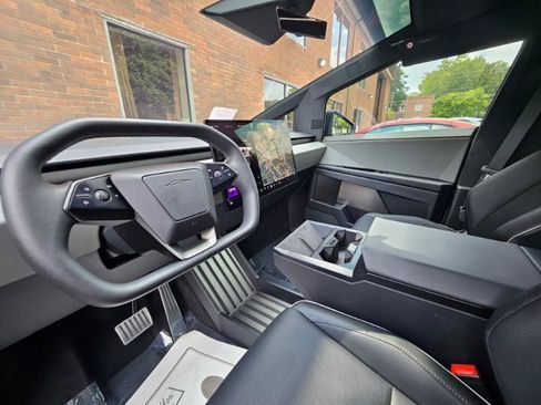 Used 2024 Tesla Cybertruck AWD Crew Cab image 38