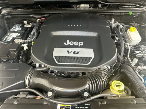 Used 2017 Jeep Wrangler Sahara AWD/4WD image 30