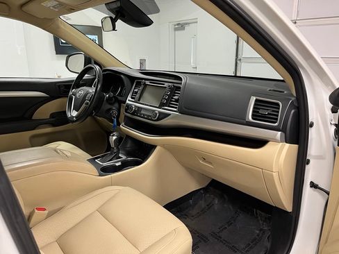 Used 2018 Toyota Highlander Plus w/ Carpet Mat Package (TMS) AWD/4WD image 58