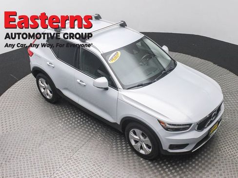 Used 2021 Volvo XC40 T4 Momentum FWD image 3