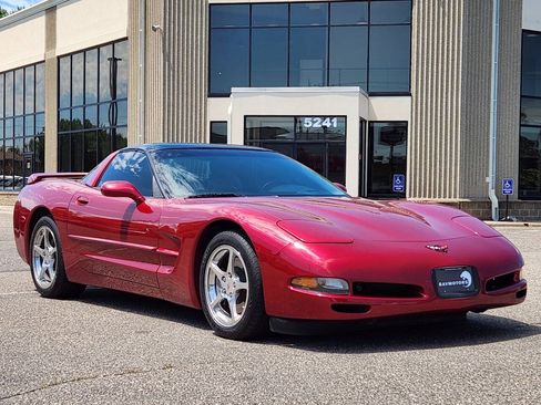 Used 2002 Chevrolet Corvette Coupe w/ Preferred Equipment Group2 RWD image 2