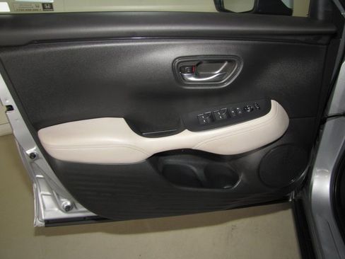 Certified 2025 Honda HR-V LX image 9