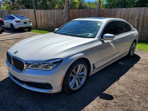 Used 2019 BMW 750i w/ Executive Package RWD image 10