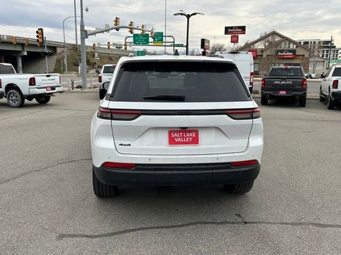 Used 2023 Jeep Grand Cherokee Altitude image 8