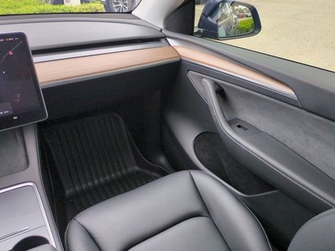 Used 2025 Tesla Model Y Long Range RWD image 15