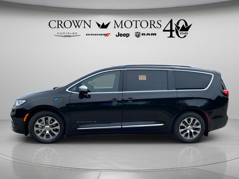 Used 2025 Chrysler Pacifica Pinnacle FWD image 9
