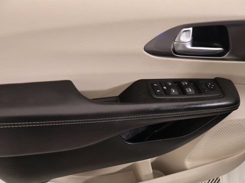Used 2023 Chrysler Pacifica Touring-L FWD image 16