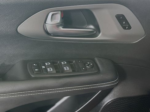 Used 2025 Chrysler Pacifica Select FWD image 14