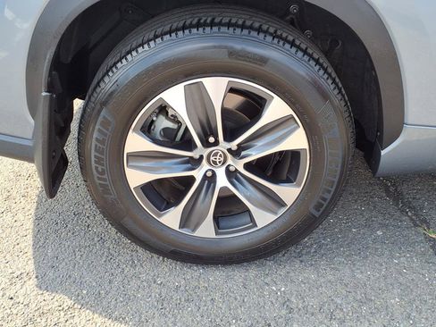 Certified 2023 Toyota Highlander XLE image 7