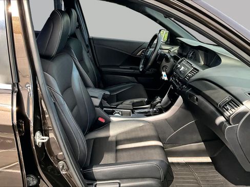 Used 2017 Honda Accord Sport image 9